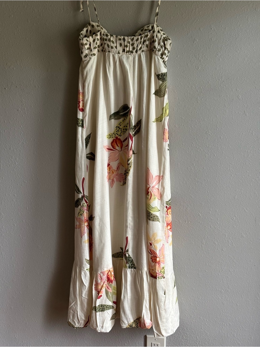 Flourish Dress to DressFloral Cream Maxi Dress with Spaghetti Straps